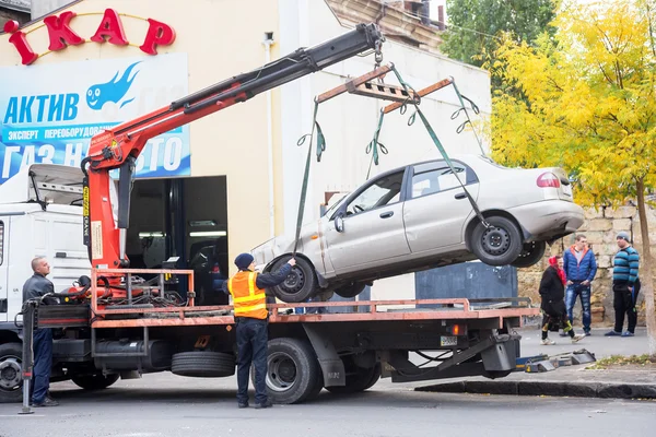 ODESSA, UCRANIA - 24 DE OCTUBRE DE 2015: transportista de automóviles recoge después de un —  Fotos de Stock