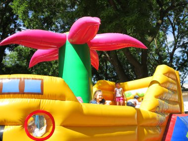 Odessa - 30 Mayıs 2015: Çocuk sahibi eğlenceli şişme playg