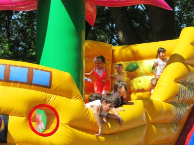 Odessa - 30 Mayıs 2015: Çocuk sahibi eğlenceli şişme playg