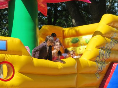 Odessa - 30 Mayıs 2015: Çocuk sahibi eğlenceli şişme playg