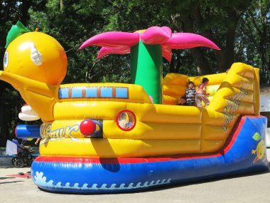 Odessa - 30 Mayıs 2015: Çocuk sahibi eğlenceli şişme playg