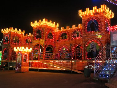 Odessa, Ukrayna - 12 Temmuz 2015: renkli carousel ışıkları ile bir