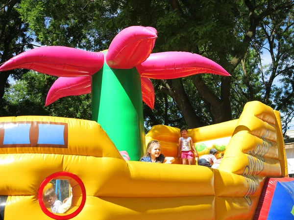 ODESSA - 30 DE MAYO DE 2015: Los niños se divierten en el playg inflable —  Fotos de Stock