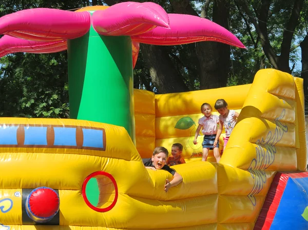 Odessa - 30 Mayıs 2015: Çocuk sahibi eğlenceli şişme playg