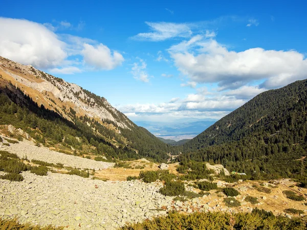 Hermoso paisaje rocoso auténtico de los Pirineos. Bansko, Bul — Foto de Stock