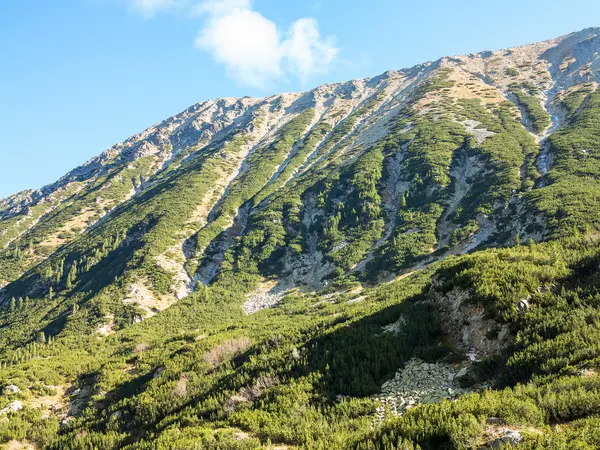 Gyönyörű autentikus sziklás táj a Pireneusokban. Bansko, Bul — Stock Fotó