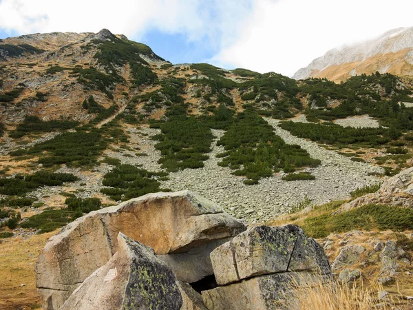 Gyönyörű autentikus sziklás táj a Pireneusokban. Bansko, Bul — Stock Fotó