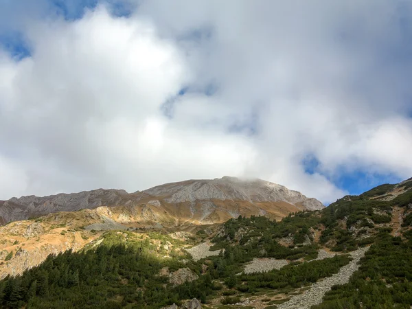 Bela paisagem rochosa autêntica dos Pirinéus. Bansko, Bul. — Fotografia de Stock