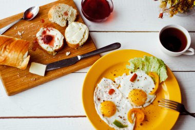 iki kızarmış yumurta