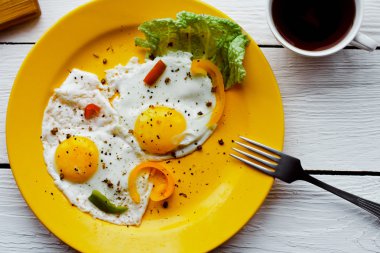 iki kızarmış yumurta