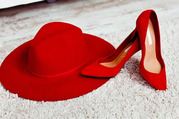 Vackra och eleganta röda skor — Stockfoto