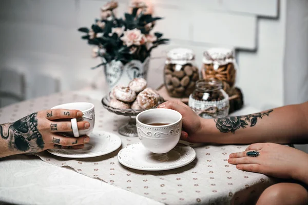 Een jongen en een meisje met twee kopjes thee — Stockfoto