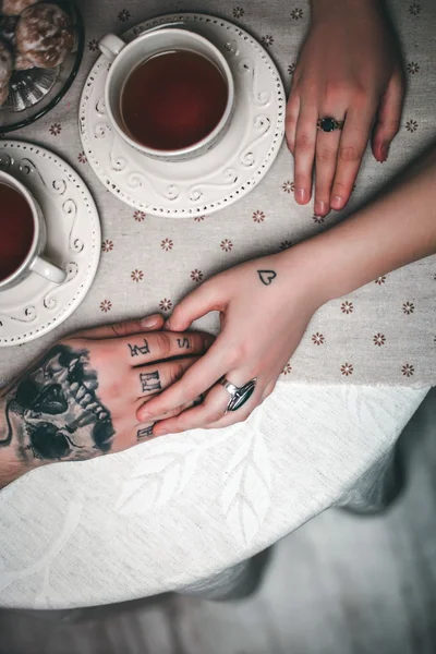 Um cara e uma menina com duas xícaras de chá — Fotografia de Stock