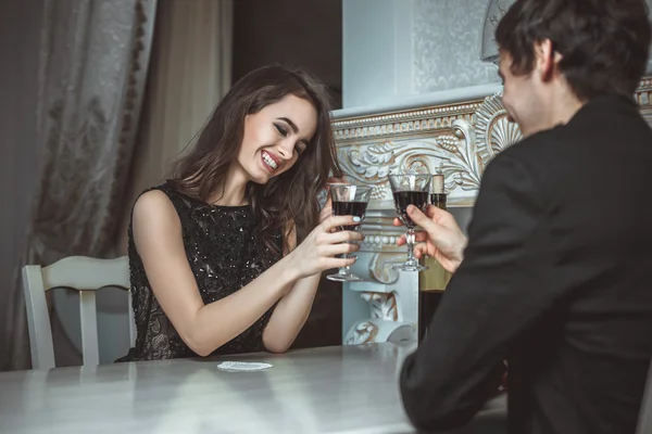 Bonito jovem casal — Fotografia de Stock