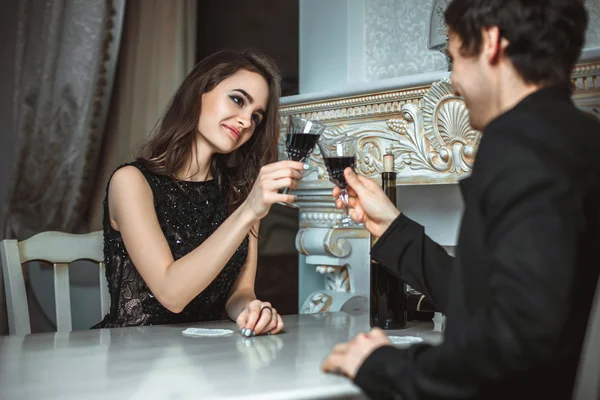 Bonito jovem casal — Fotografia de Stock