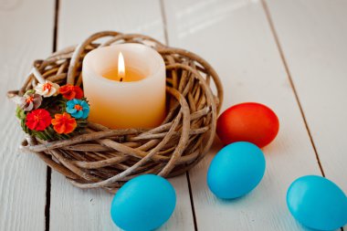 Paskalya arka plan dal bir yuva içinde mum ile