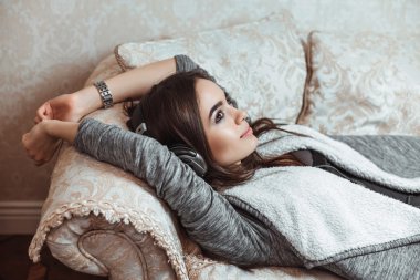 Güzel genç esmer kız.