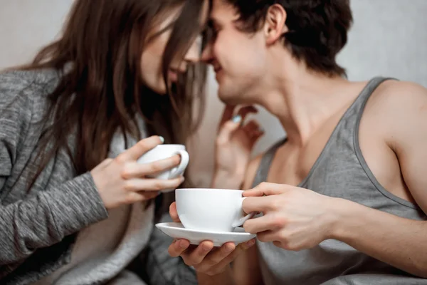 Jovem belo par de amantes beber chá — Fotografia de Stock
