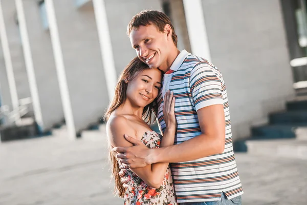 De jongen omarmt zijn vriendin — Stockfoto