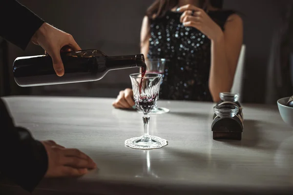 Beau jeune couple dans un restaurant de luxe — Photo