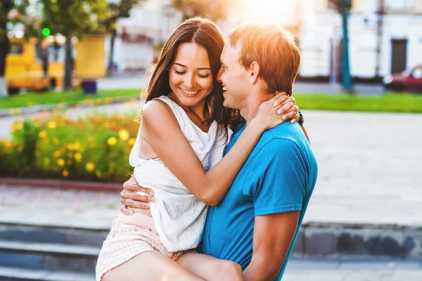 Guy carries his girlfriend — Stock Photo, Image