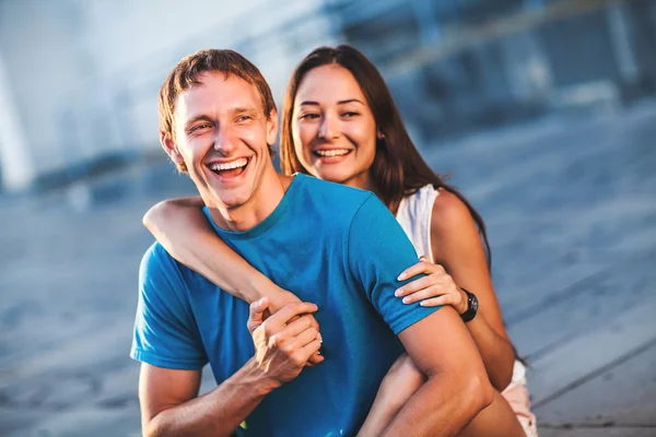 Belo jovem casal apaixonado — Fotografia de Stock