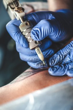 Ana dövmeci dövme yapar