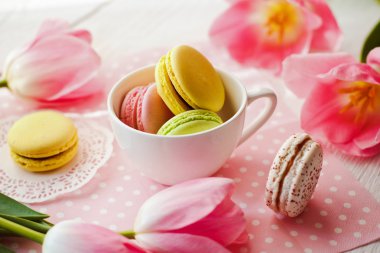 Güzel çiçekler Lale ile renkli macaroons
