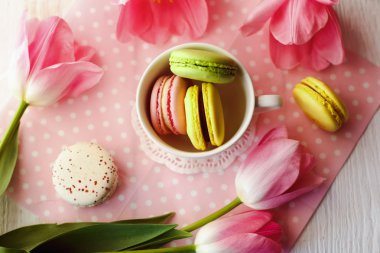 Güzel çiçekler Lale ile renkli macaroons