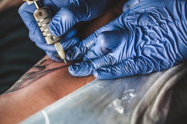 Ana dövmeci dövme eldiven mu