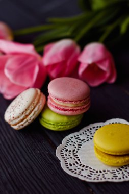 Güzel çiçekler Lale ile renkli macaroons