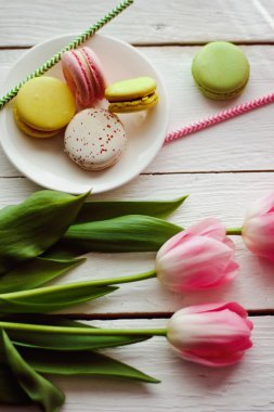 Güzel çiçekler Lale ile renkli macaroons