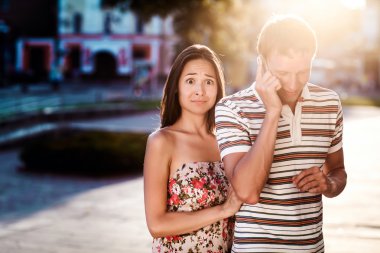 aşık güzel çift sokakta yürüyor