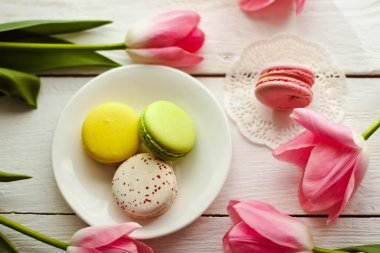 Renkli macaroons ile güzel bir pembe laleler