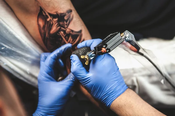 Maestro tatuaje artista — Foto de Stock