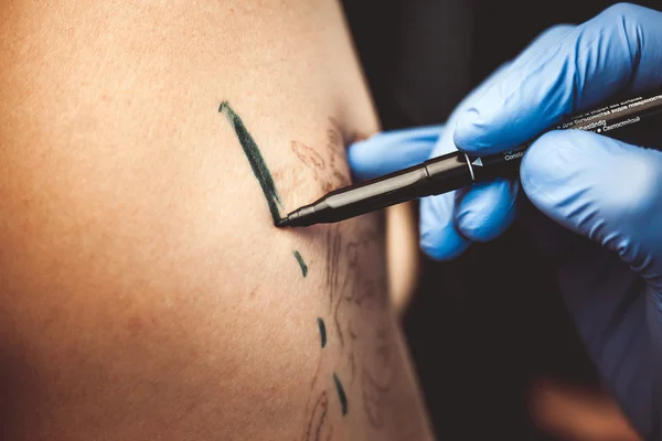 Mestre tatuador faz a tatuagem — Fotografia de Stock