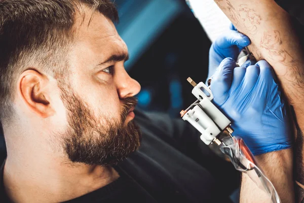 Mistrz tatuażysta — Zdjęcie stockowe