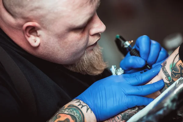 Mestre tatuador — Fotografia de Stock