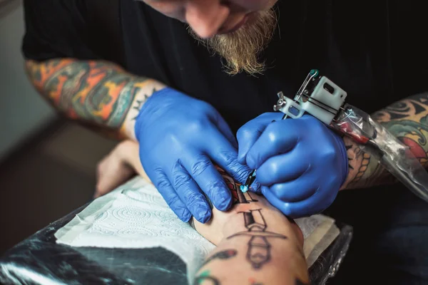 Maestro tatuaje artista — Foto de Stock