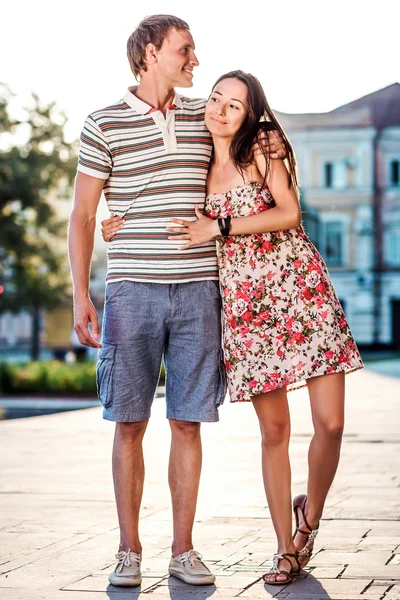 Beau couple amoureux marche dans la rue — Photo