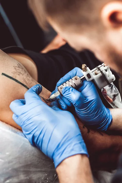 Maestro tatuatore fa il tatuaggio — Foto Stock