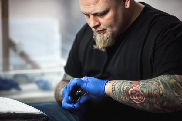 Mestre tatuador prepara ferramentas — Fotografia de Stock