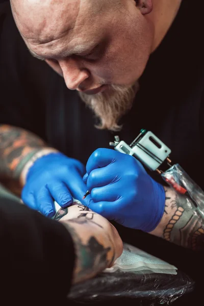 Hlavní tattoo umělec — Stock fotografie