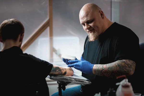 Master tattooist gör en tatuering — Stockfoto