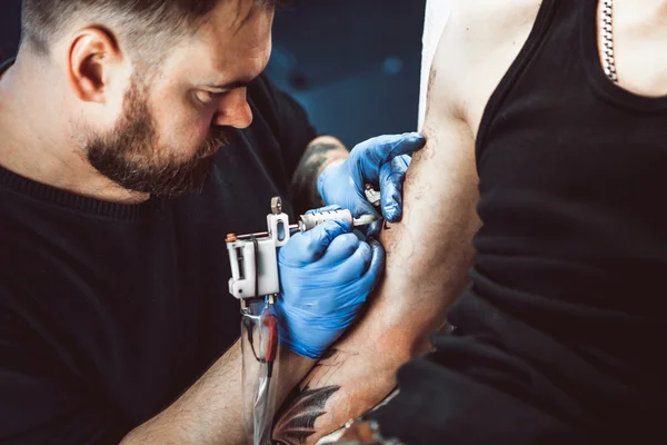 Maestro tatuaje artista — Foto de Stock