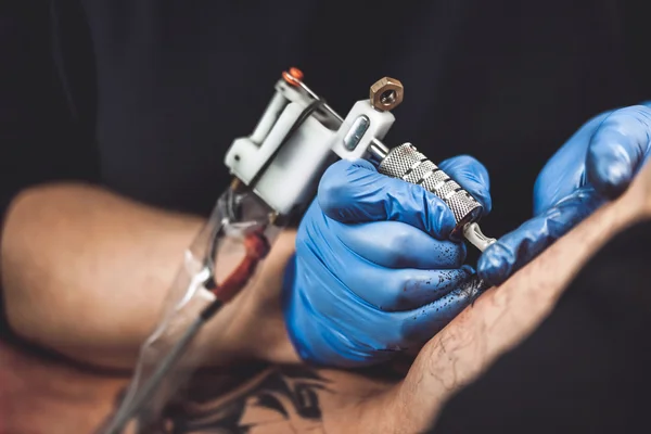 Maestro tatuaje artista — Foto de Stock