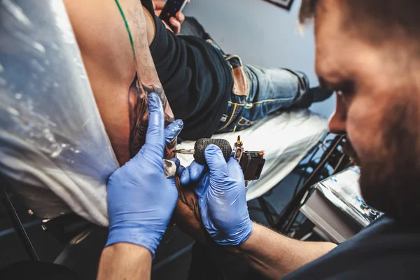 Maestro tatuador hace el tatuaje — Foto de Stock