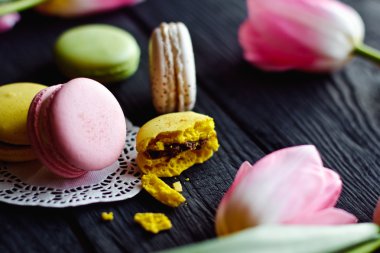 Renkli macaroons ile güzel bir pembe laleler