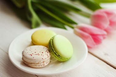 Renkli macaroons ile güzel bir pembe laleler