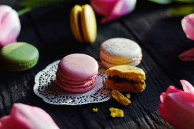 Renkli macaroons ile güzel bir pembe laleler